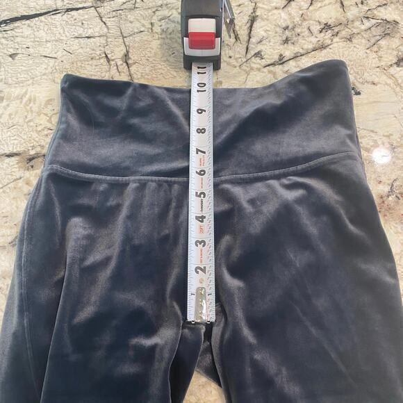 Spanx Velvet Leggings in Classic Navy Size Medium - Picture 7 of 9